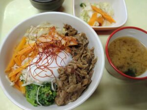 1/3日分の野菜が摂れる牛焼肉ビビンバ丼
